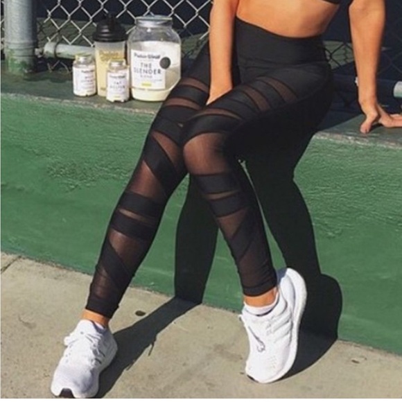 Lululemon sz 2 Black Tech Mesh Front Leggings 28” inseam - Picture 1 of 12